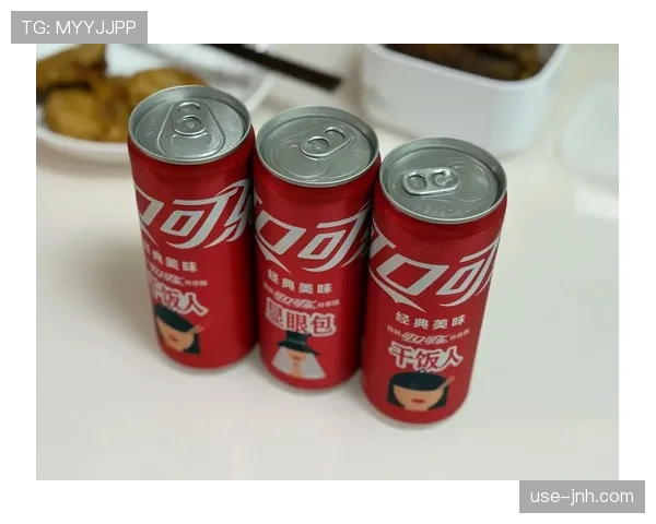 特雷·杨家的冰箱里只放蛋白粉和冰水,连瓶可乐都找不到 特雷·杨家的冰箱里只放蛋白粉和冰水,连瓶可乐都找不到